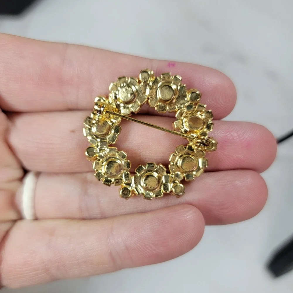 Vintage Gold-Tone White Cplorful Red Rhinestone Christmas Wreath Brooch 1.5 in - Picture 4 of 6